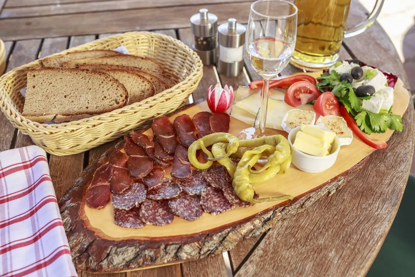 Hauptgericht mit Beilagen, serviert im Schäferkarr'n