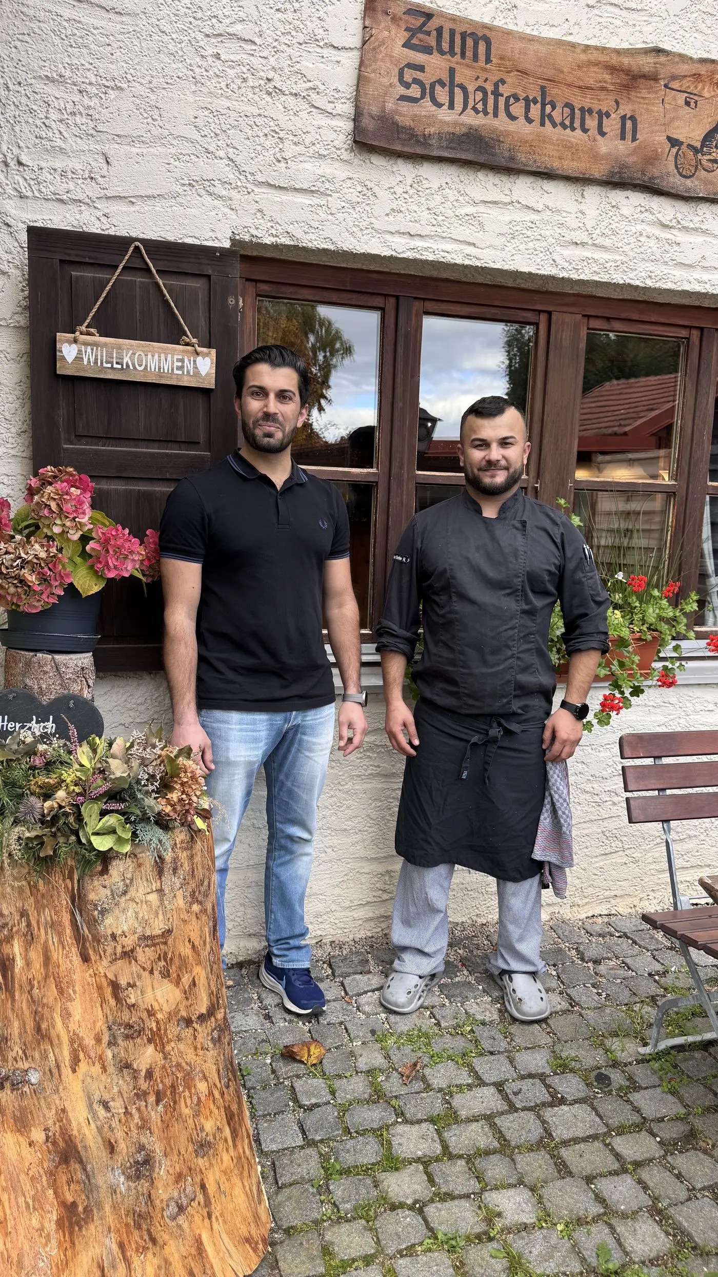 Das Team der Gaststätte Zum Schäferkarr'n vor dem Eingang