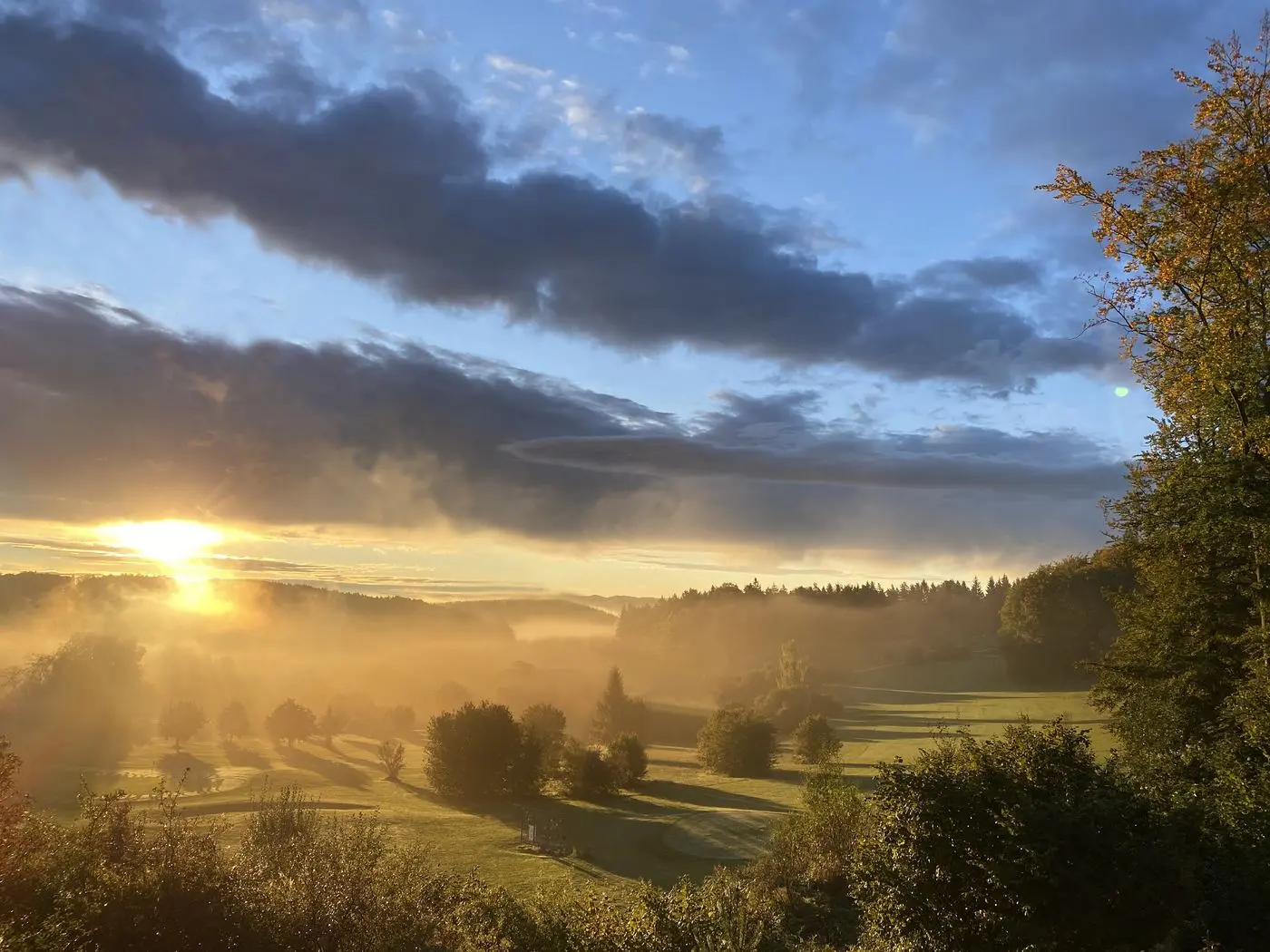 Morgenstimmung mit Nebel über Spielbahn 1 und 2