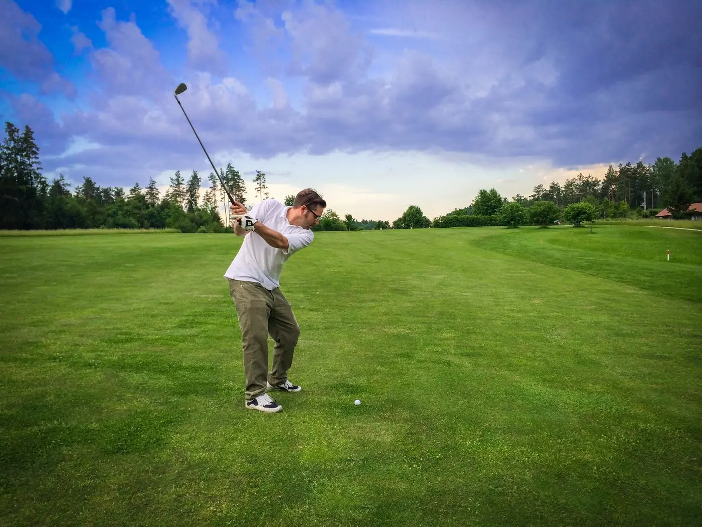 Golfer beim Schlag auf Fairway 17